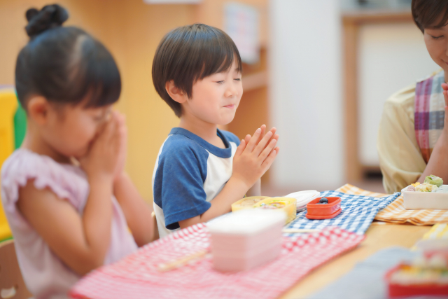 カラフルなお弁当箱が並んだ写真