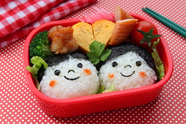 年少さん向けのかわいいお弁当箱とおかずが並んだ写真