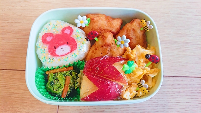 お弁当を食べる園児たちのイメージ