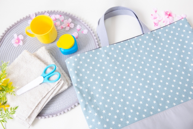 入園準備のスケジュールをカレンダーで確認しているイメージ