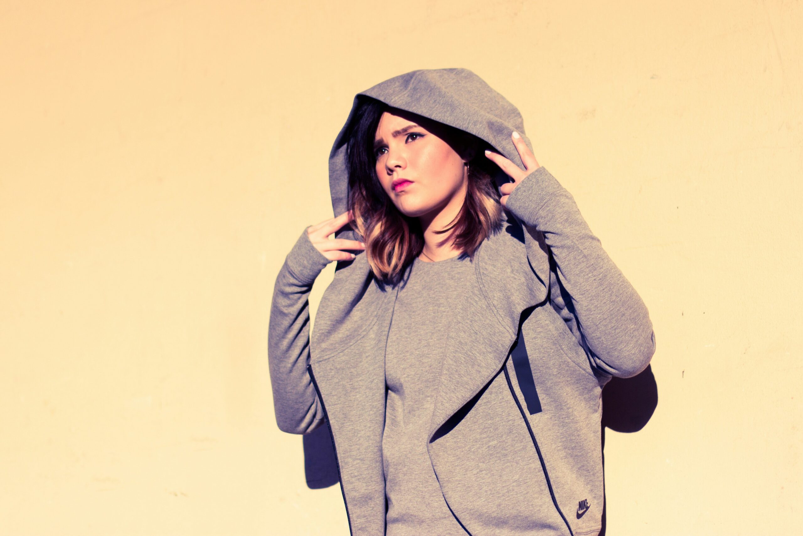 不審者パーカーのファスナーを閉めた状態のデザイン