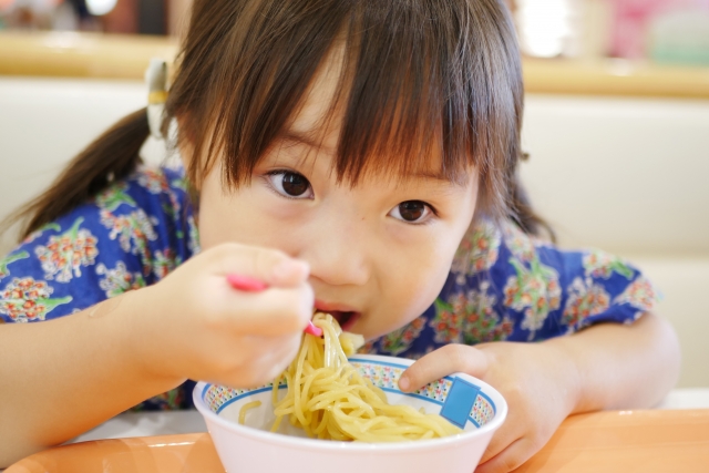 子連れでラーメン店を利用するイメージ