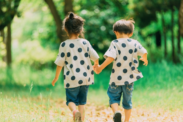 夏休みに子連れでお出かけする親子のイメージ