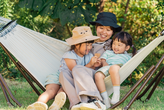 夏休みに子どもとお出かけする親子